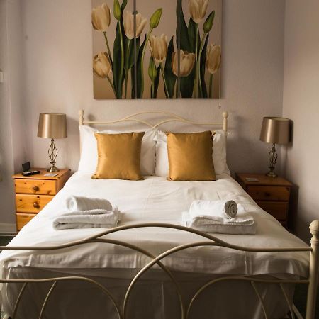 Bed and Breakfast Phelips Arms Montacute Екстер'єр фото