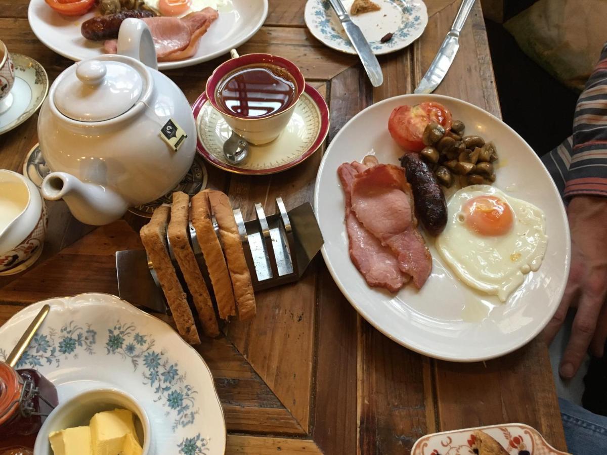 Bed and Breakfast Phelips Arms Montacute Екстер'єр фото
